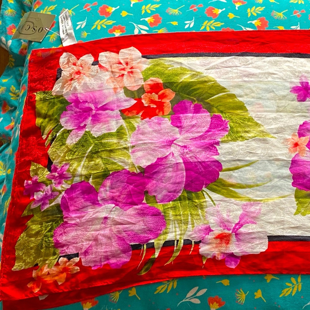 Lovely NWT Oscar de la Renta silk scarf,pink/purple floral,red/black boarder - Picture 7 of 10